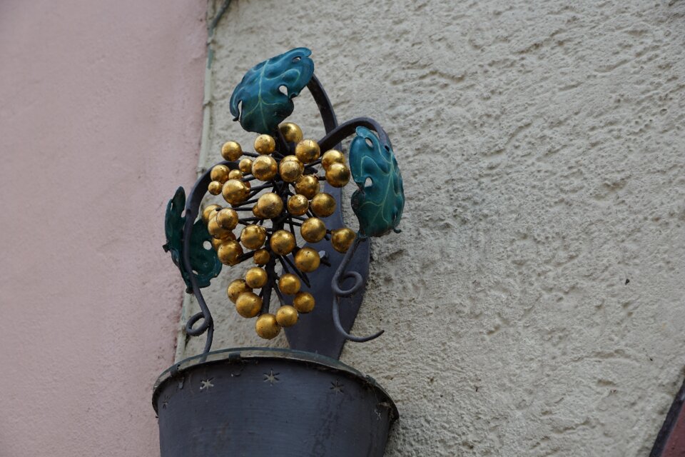 Grapes eat sculpture
