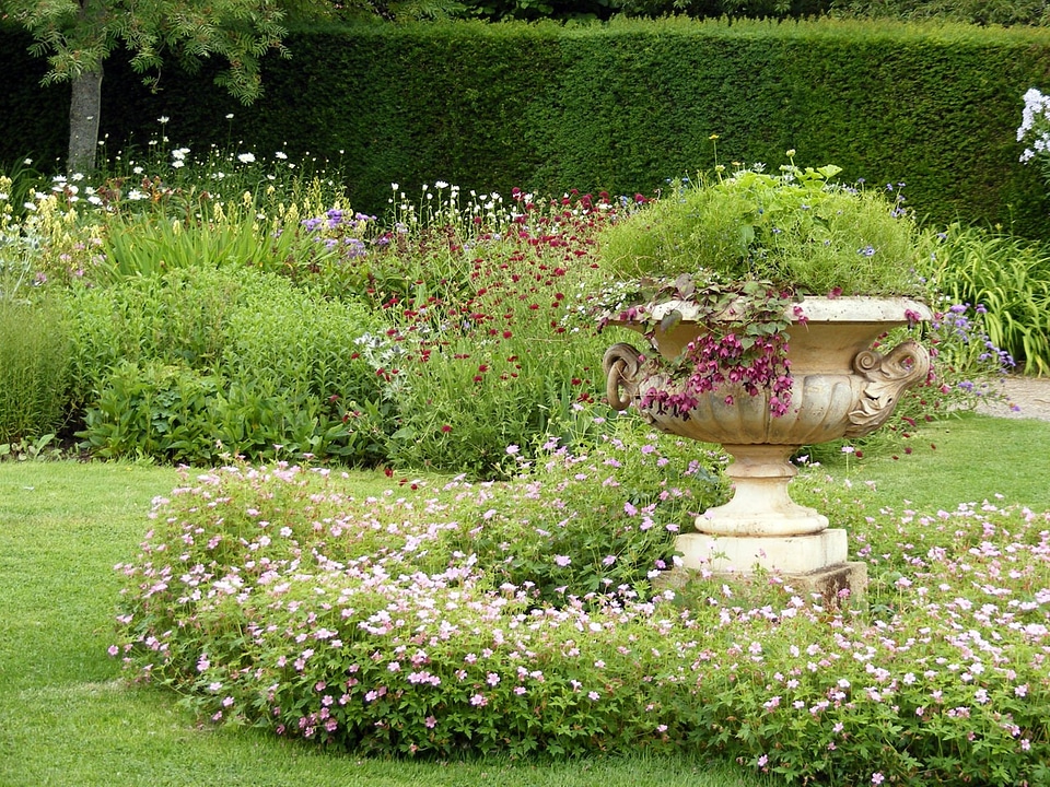 Garden urn stoneware