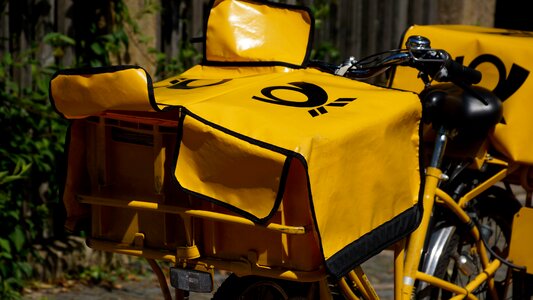 Delivery letters yellow