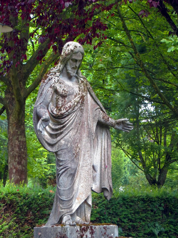 Tomb cemetery resting place