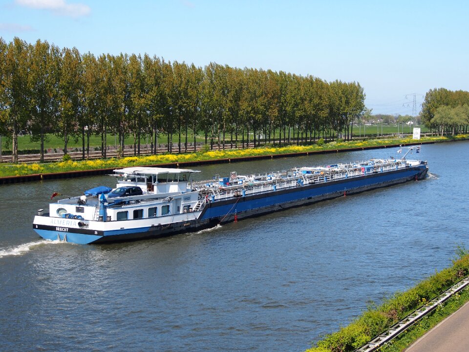 Vessel waterway transport