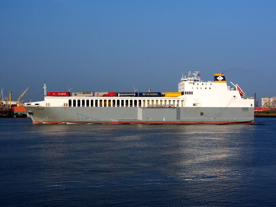 Ship port vessel