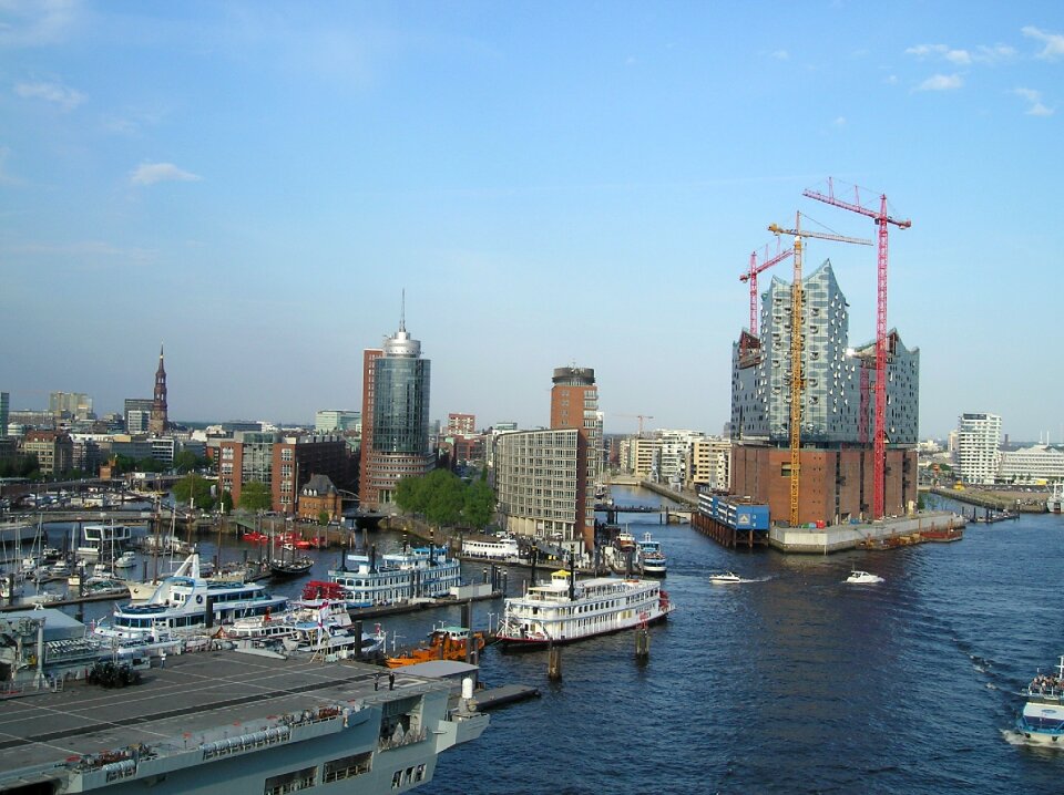 Build cranes skyline