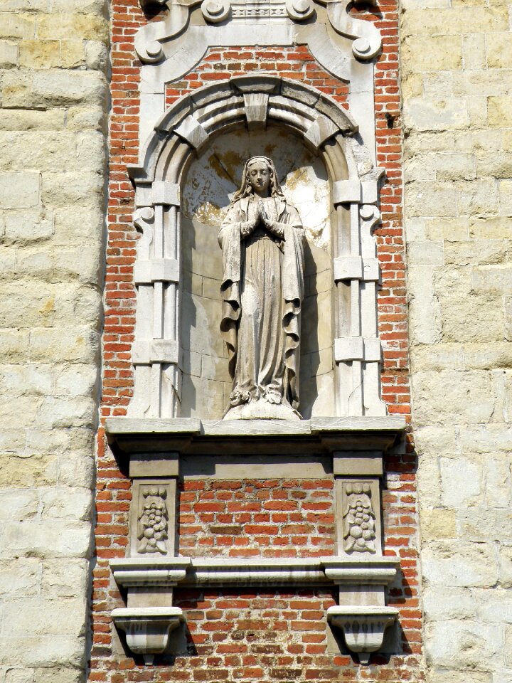Belgium statue niche