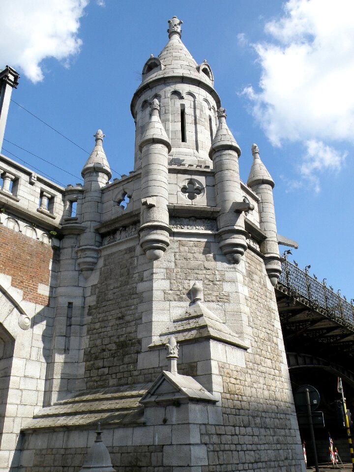 Viaduct bridge pillar