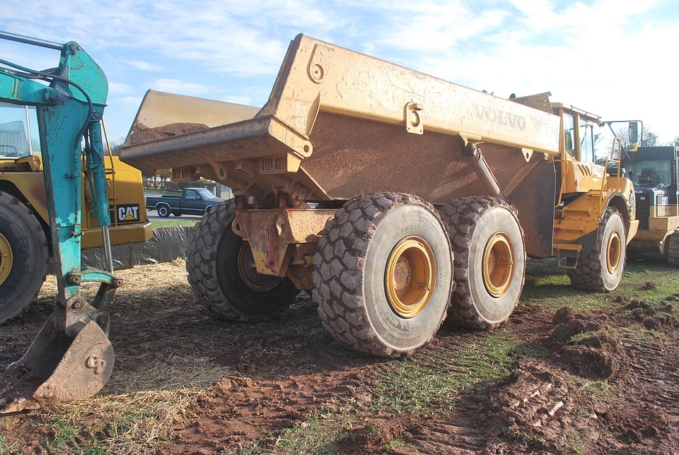 Machinery vehicle lifting