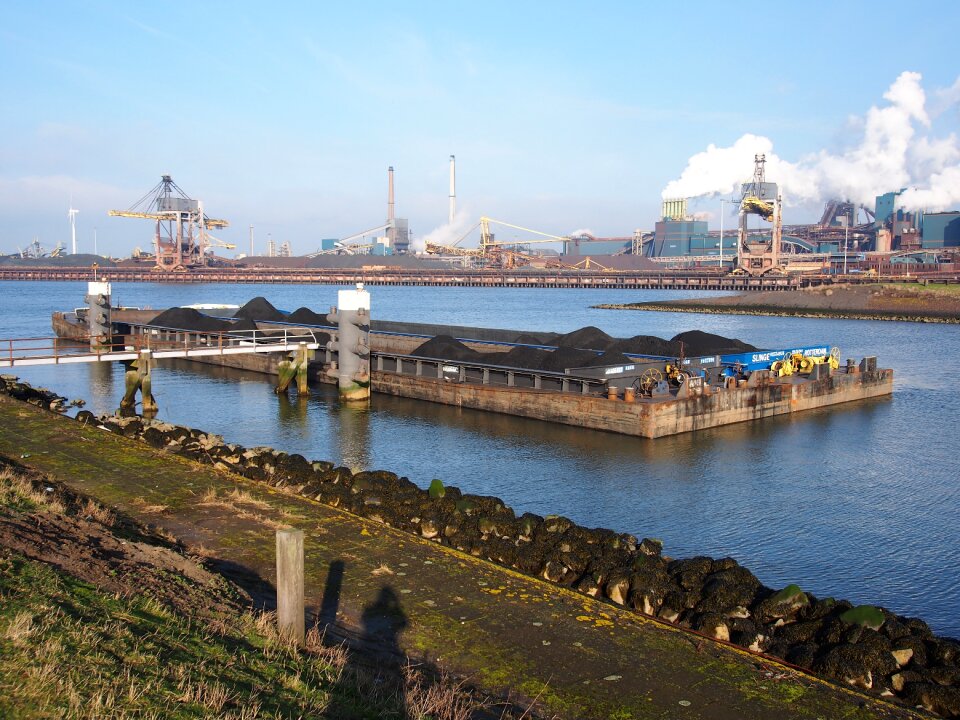 Floating vessel freight