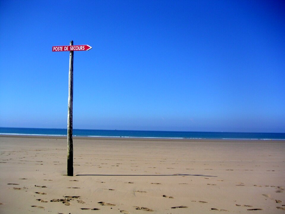 Relief post beach
