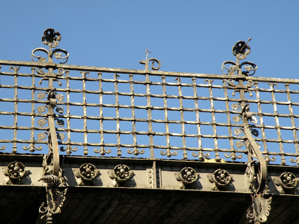 Viaduct bridge bannister