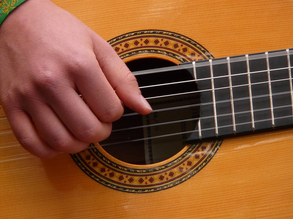 Hand strings music