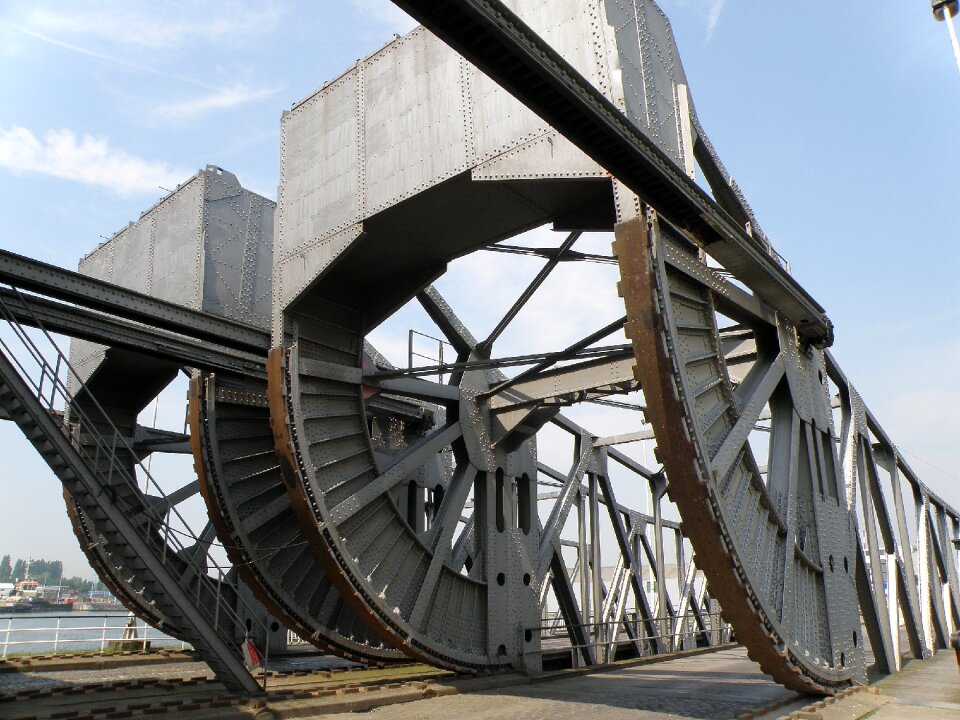 Bascule bridge building crossing