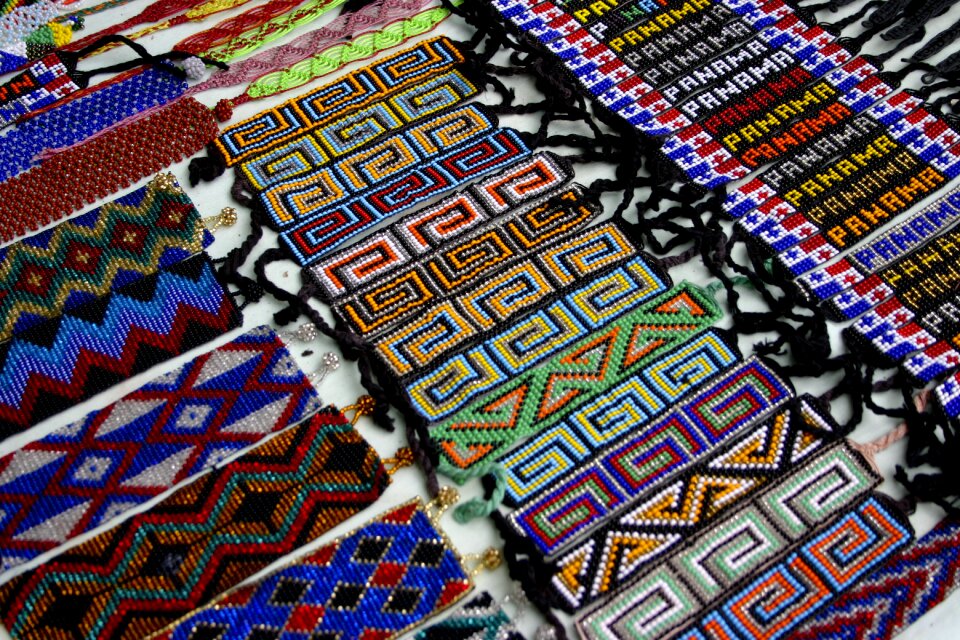 Kuna indios hand labor