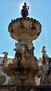 Fountain city italy manneken photo