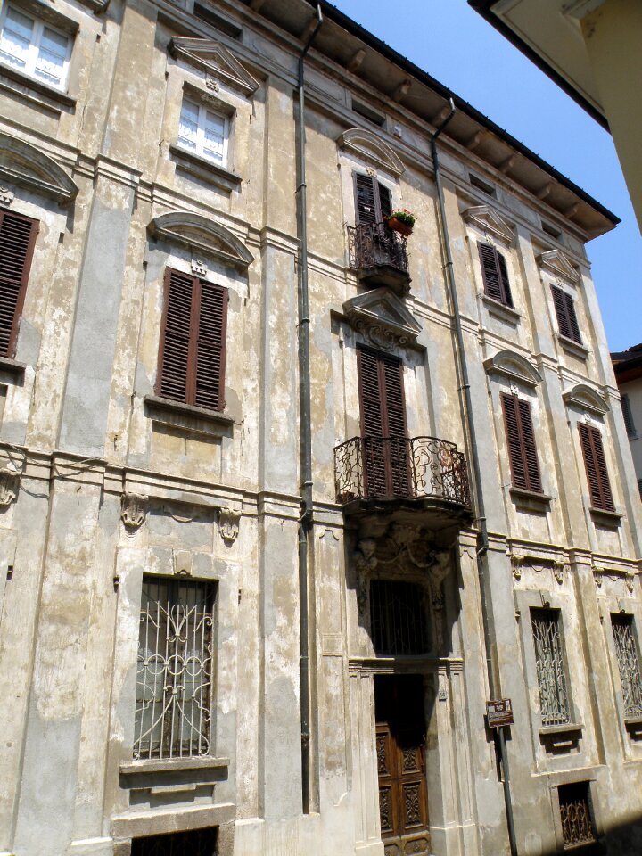 Facade balcony building
