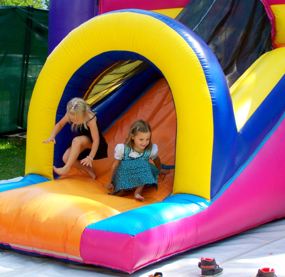 Little girls play csúszdáznak