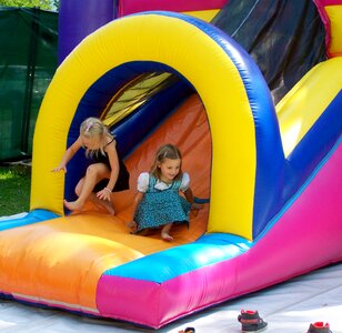 Little girls play csúszdáznak