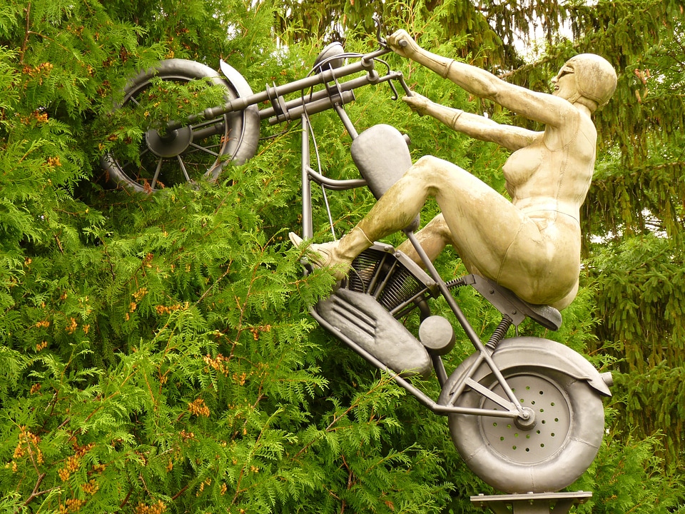 Sculpture rockerbraut peter lenk