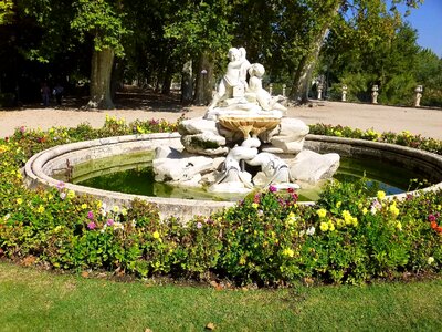 Fuente boticaria fountain sculptures