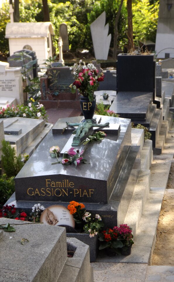 Père lachaise grave monument