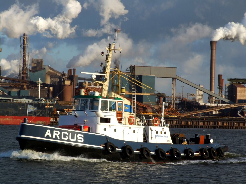Harbor navigation vessel