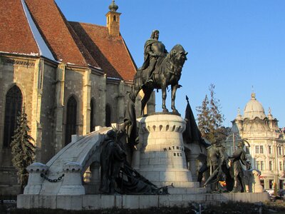 City monument statue