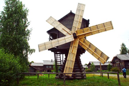 Monument mandroki lake onega
