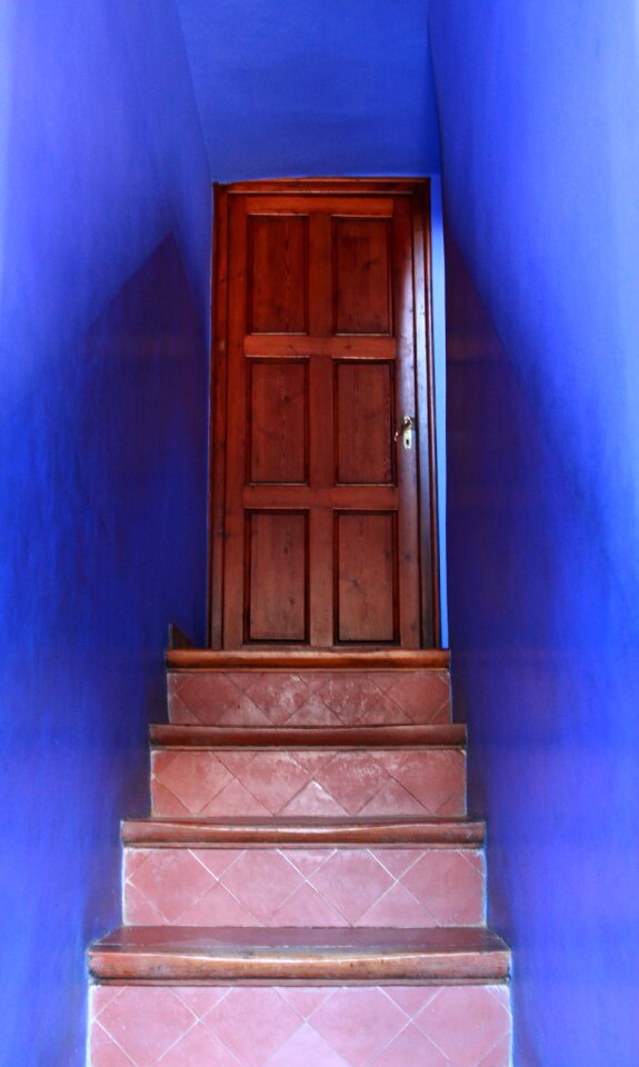 Blue walls door park guell