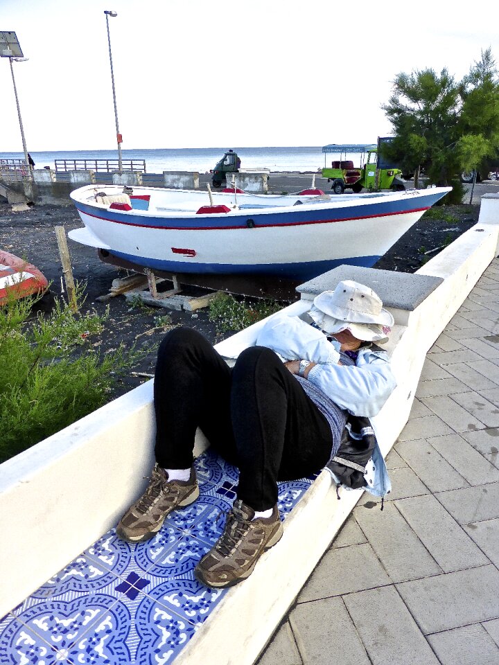 Bench relax alone