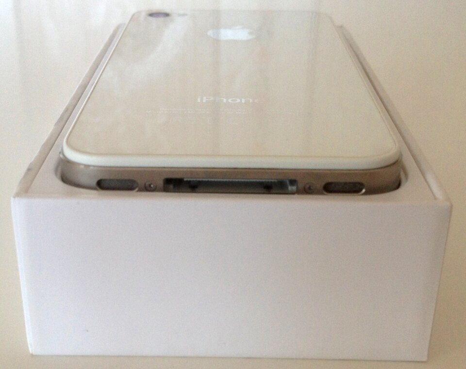 Iphone 4s smartphone bottom