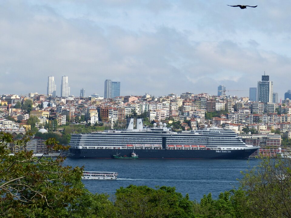 Shipping ship golden horn
