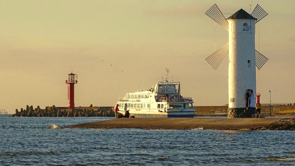 Sea ship wave photo