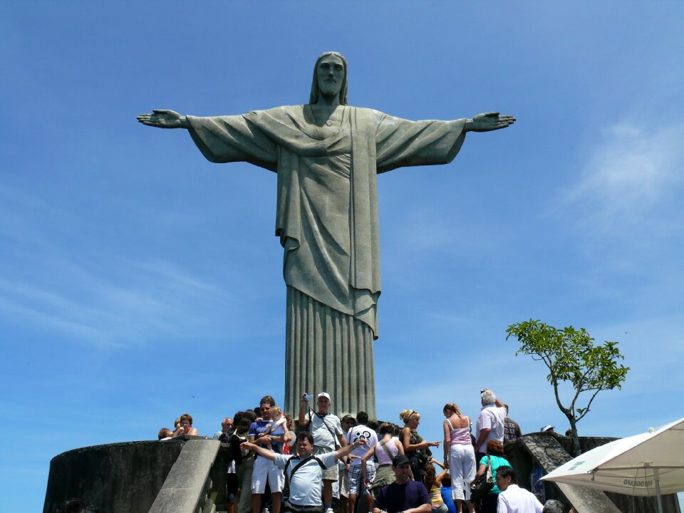 Statue rue de janeiro tourists