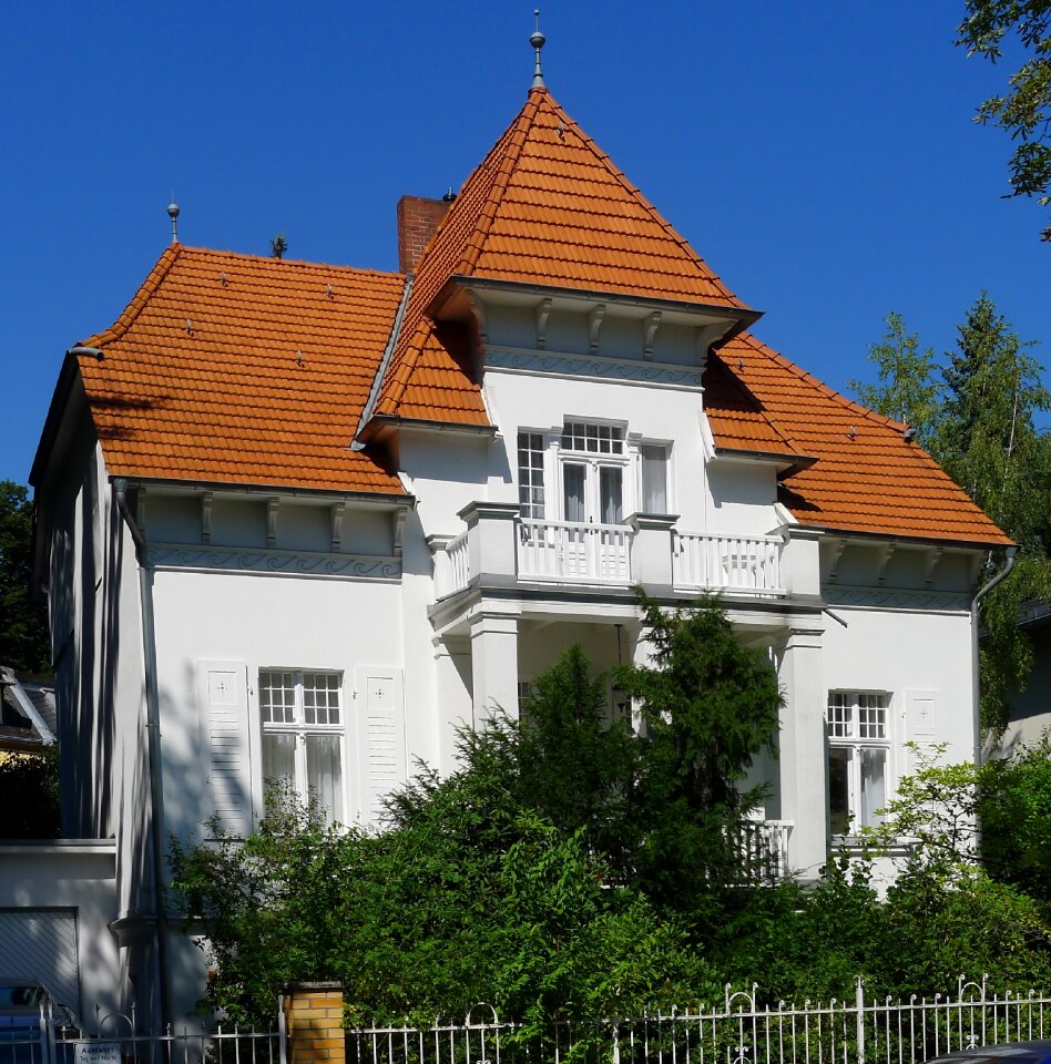 Monument house front