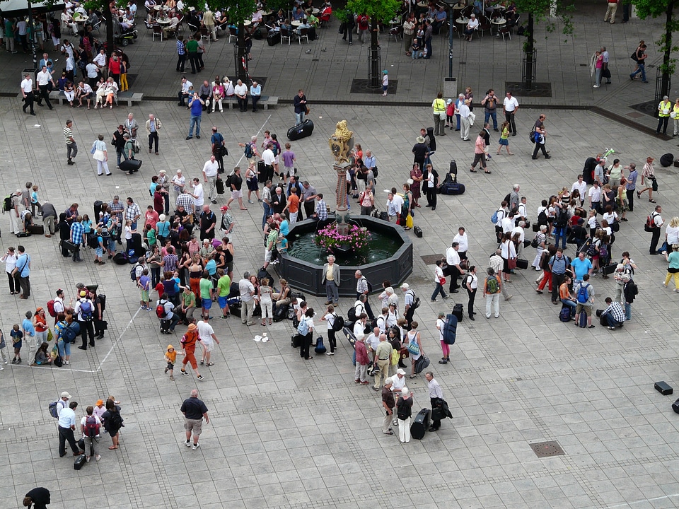 Meeting demonstration crowds