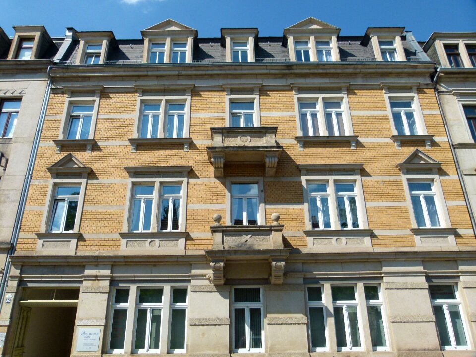 Monument house building