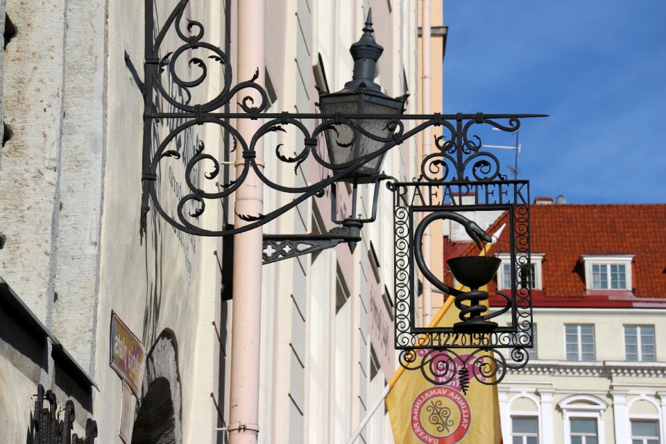 Tallinn note pharmacy sign