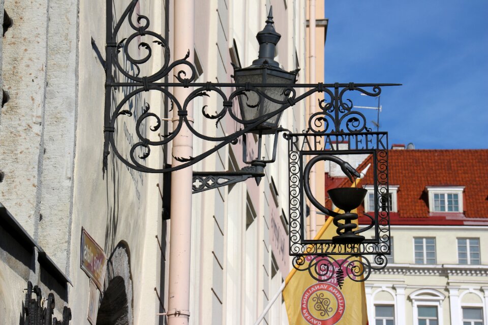 Tallinn note pharmacy sign photo