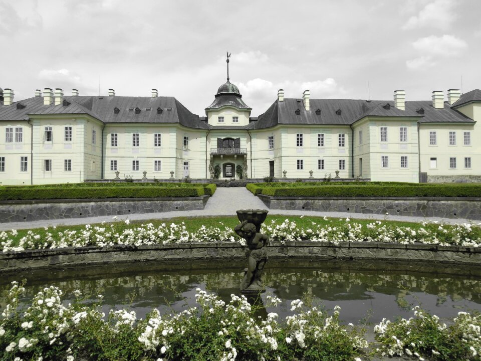 Building park fountain