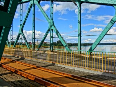 Framing crossing metal