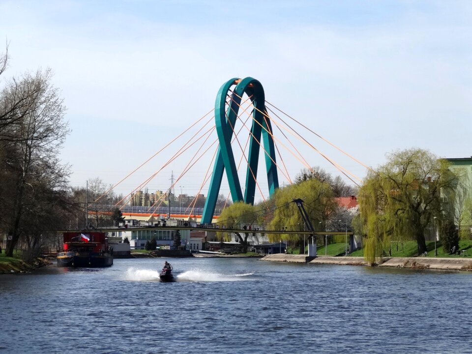 Pylon university river