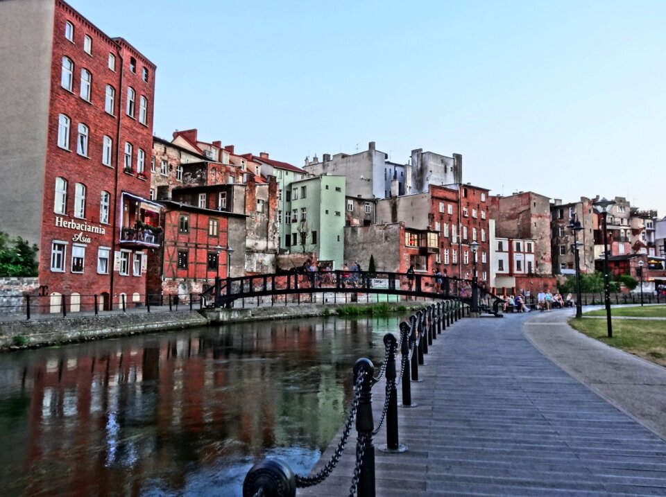 Houses urban bridge