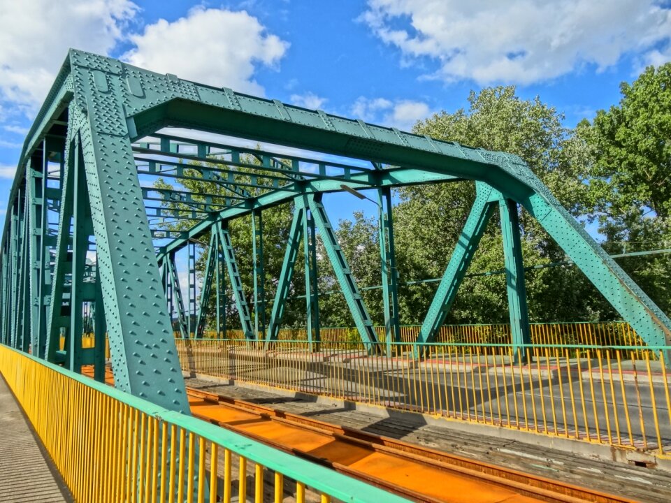 Crossing metal historic