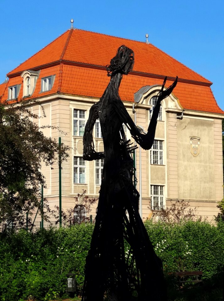 Statue artwork building