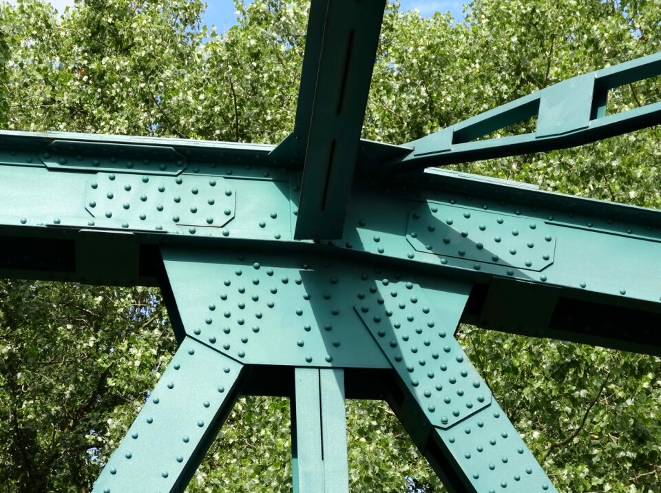 Detail crossing metal