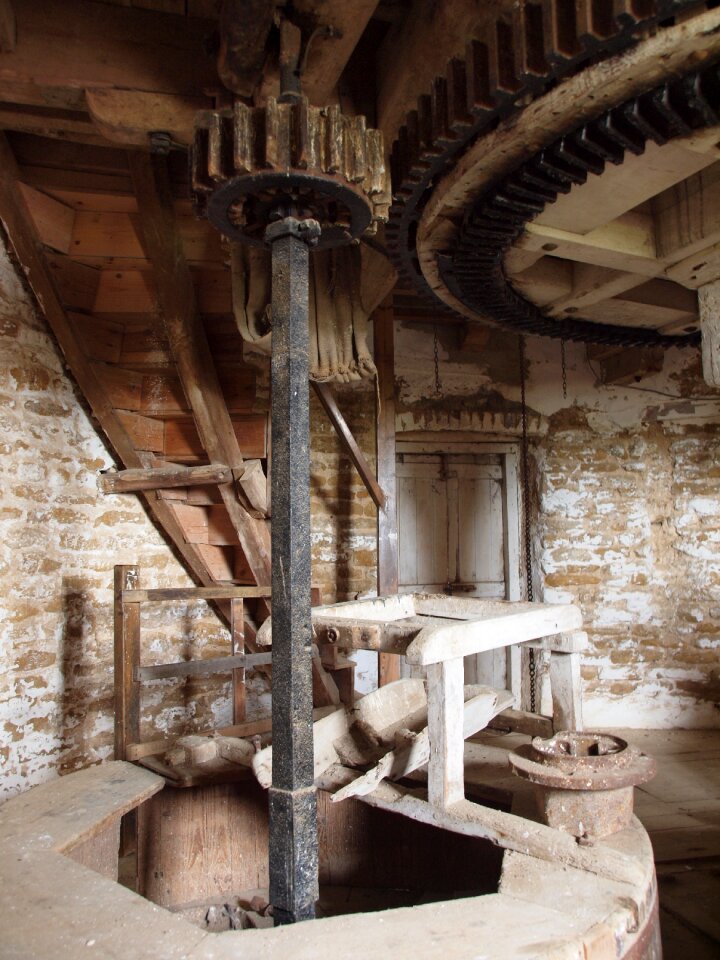 Machinery cogs grinding