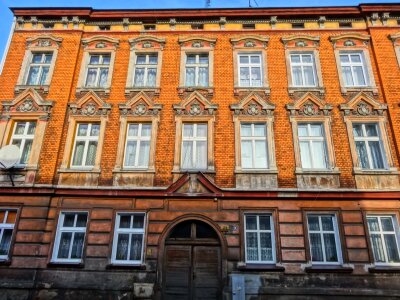 Building front exterior photo