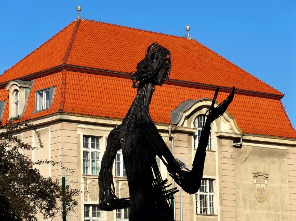 Statue artwork building