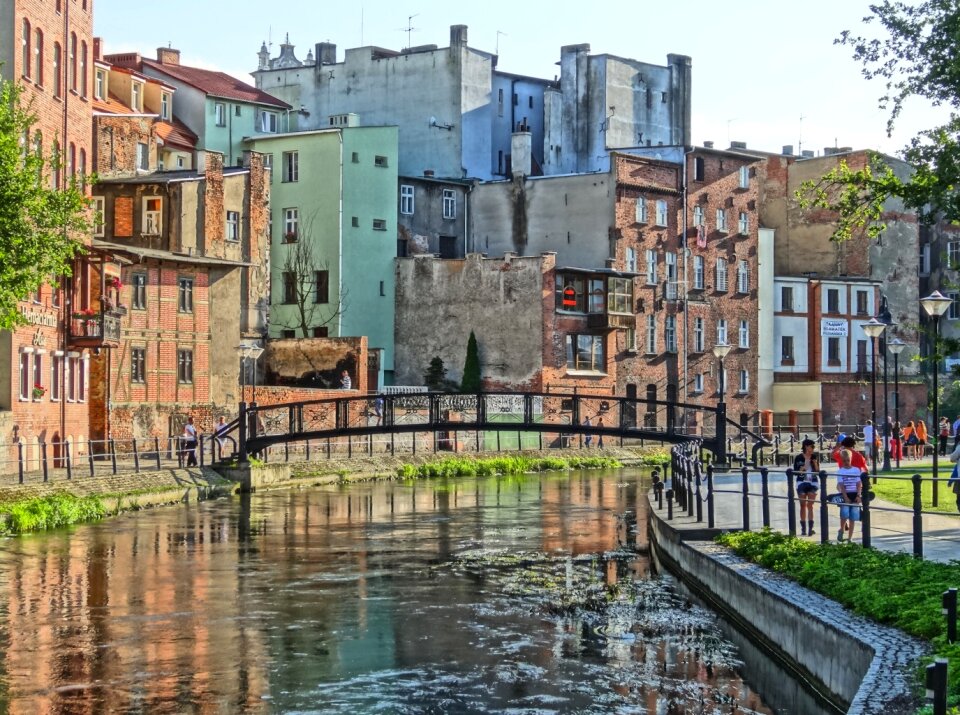 Houses urban bridge