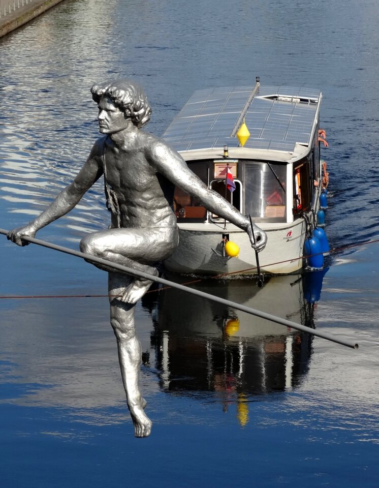 Boat sculpture statue