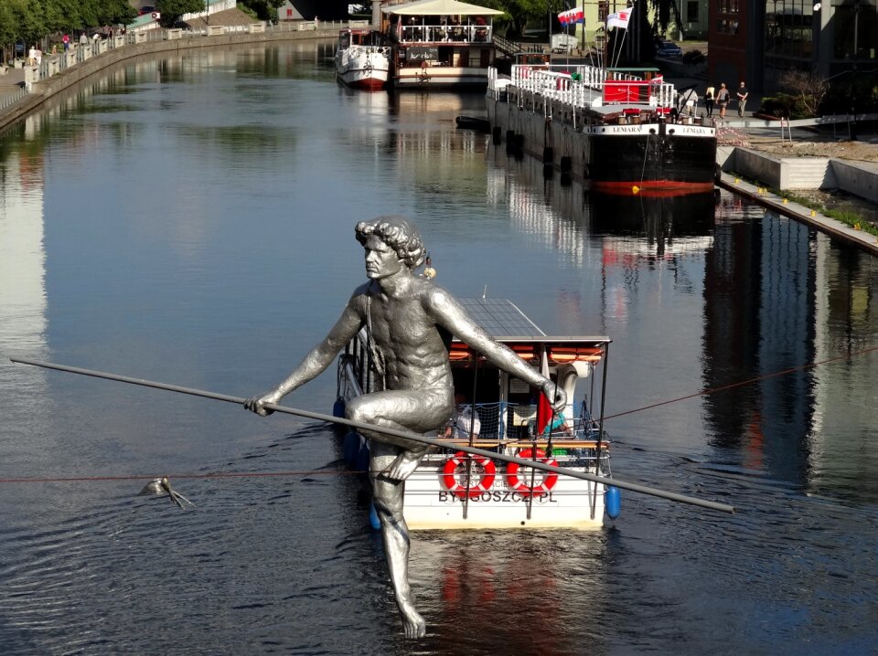 Boat sculpture statue